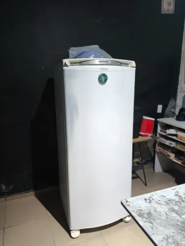 Mesa, geladeira, fogão, som