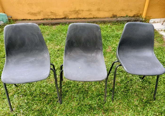 Vendo 3 Cadeiras Material Resistente Preta