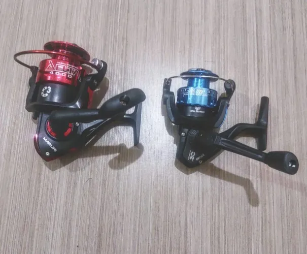 Molinete azul smart sm 200 2 rolam. Molinete vermelho delta 4.000 3 rolam. 90r$