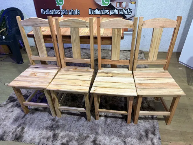 Mesa madeira 4 cadeiras ótimas ( entrego )