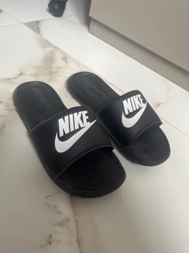 Sandália Nike preta número 42