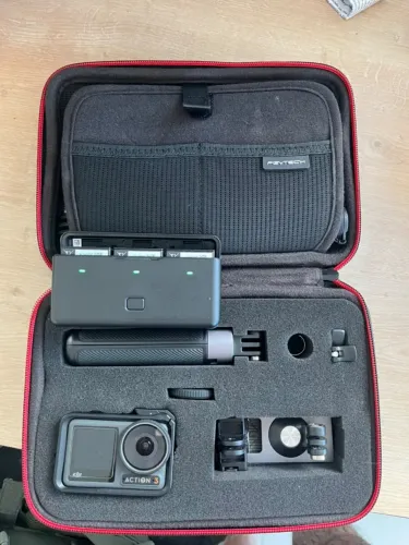 DJI Osmo Action 3 + 3 Baterias + Carregador Triplo + Bastão Original DJI + Acessórios