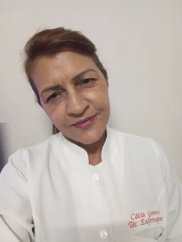 Tec de enfermagem com Coren ativo, e cuidadora.