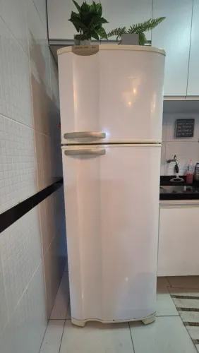 Geladeira semi nova Eletrolux D38