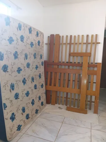 CAMA CASAL MADEIRA MACIÇA COM COLCHÃO