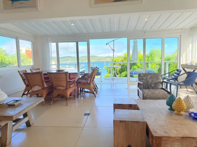 Casa 4 suítes em condomínio na praia dos Ossos, Búzios