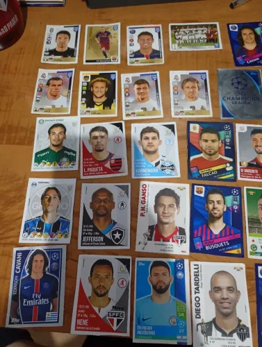 Figurinhas retiradas do álbum, de jogadores famosos