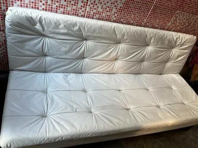 Sofá-cama branco em couro sintético