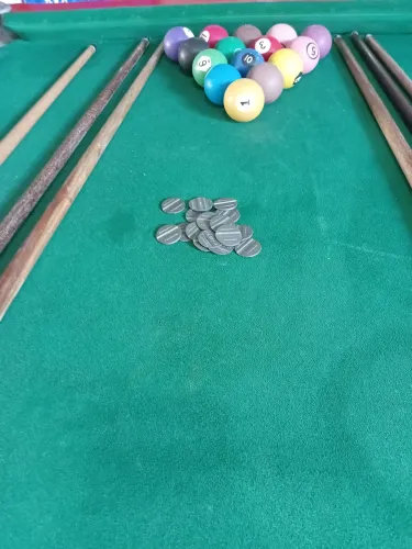 Vendo uma sinuca bem conservada.