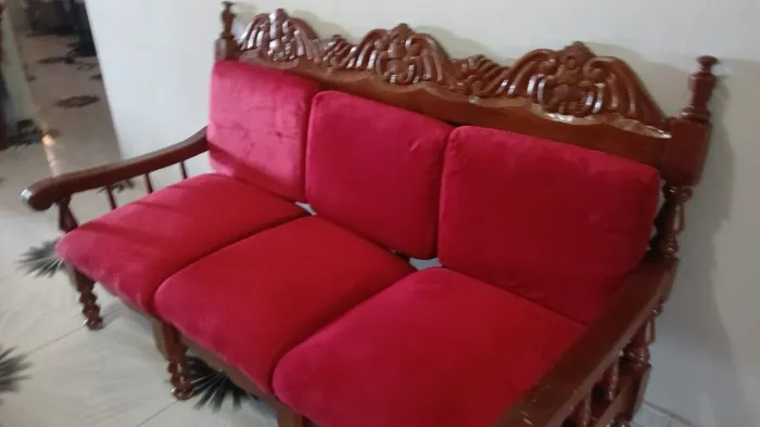 Sofá de madeira com estofado novo