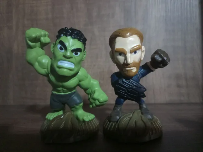 2 bonecos Hulk e capitão América lacta usados na condição das fotos