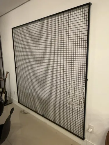 Painel Grade Decorativa Metálica Preta 2x2m - Expositor de Parede
