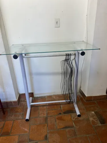 Balcão tubular com arara