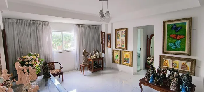 Vendo amplo apartamento com 221 M2 sendo distribuidos em 6 quartos sendo 4 suítes ao lado