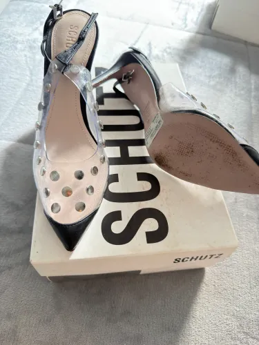 Sapatos Schutz número 37