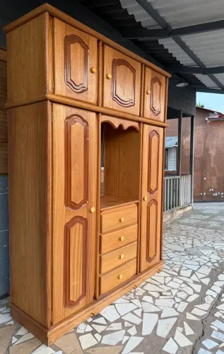 Guarda roupa de madeira seminovo