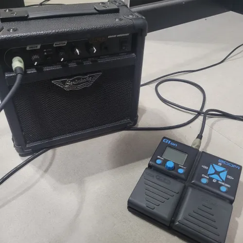 Amplificador Cubo Strinberg SG15 + Pedaleira Zoom G1on