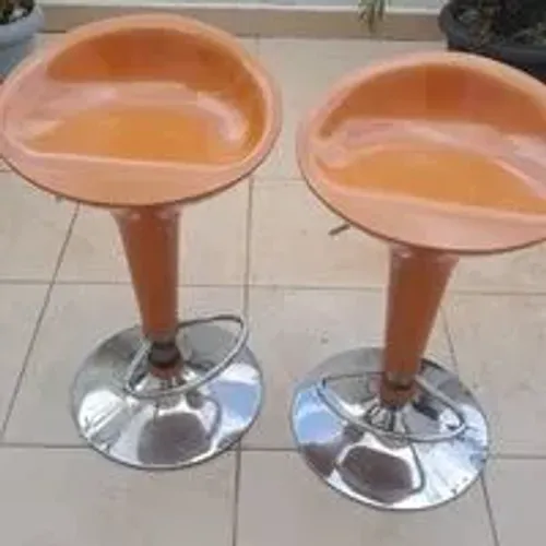 2 cadeiras com ajuste de altura