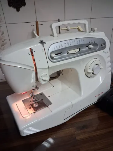 Máquina de Costura Portátil Singer Più Bella (110V)