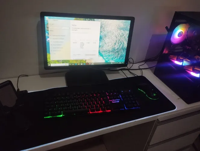 Pc com teclado e mouse e tela