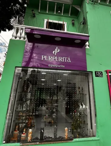 Placa de acm roxa com informações em pvc expandido+avanço de luz