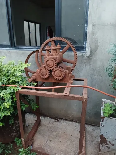 Engenho de ferro bruto antigo funcionando