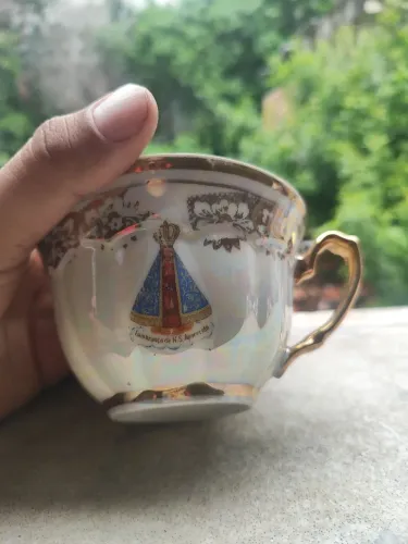 xícara de chá de porcelana branca lembrança de aparecida de fátima
