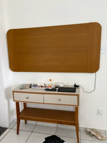 Painel e aparador na cor madeira