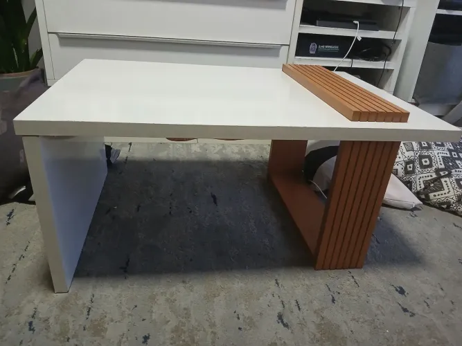 Mesa.de.centro branco com.detalhe de madeira