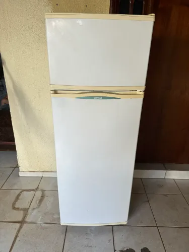 Vendo uma geladeira consul gelo seco bastante conservada (Entrego)