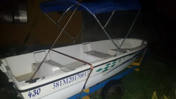 Barco com motor completo 