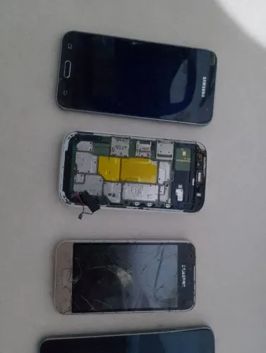 Lote de celular com defeito não segura e só pra reaproveitar peças não sei o estado