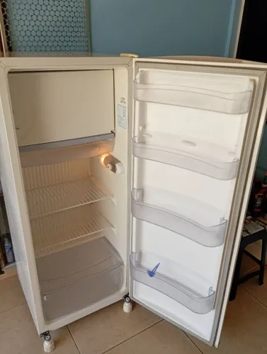 Vendo geladeira Consul 280litros, impecável