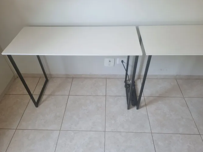 Duas mesas de escritório