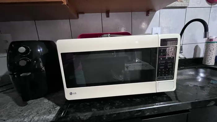 MICROONDAS LG, 30litros, 220v para retirada de peças (liga, gira, mas não aquece) 