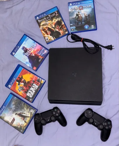 PS4 Slim 1TB com 5 jogos físicos e 2 controles