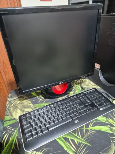 Computador HP e tela LG