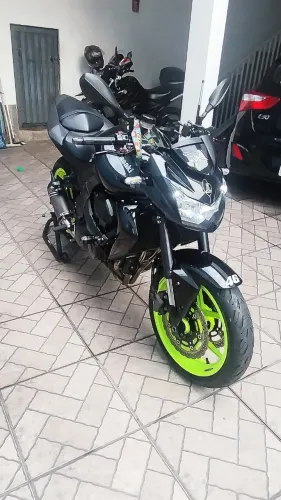 Kawasaki Z750cc - Preta com as rodas verde - Moto muito bem cuidada, de garagem.