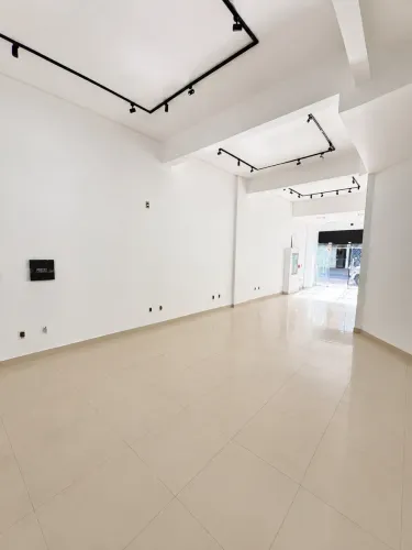 Sala Comercial 65m² | Rua 248 Meia Praia | R$ 4.800 c/ Taxas