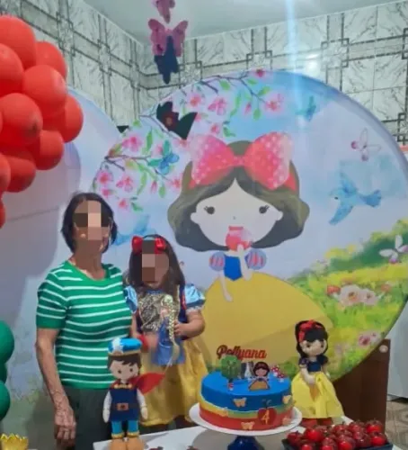 Bonecos artesanais para festa da Branca de neve com painel redondo