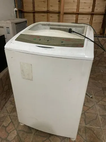 Lavadora de roupas Brastemp (08 kg de roupa) fabricação ano 2005, com avarias
