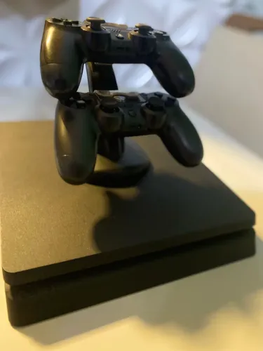 ? PlayStation 4 Slim 1TB + Suporte - Impecável!