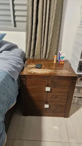 Par de mesas de madeira, para lateral de cama.<br>R$ 150,00 cada.