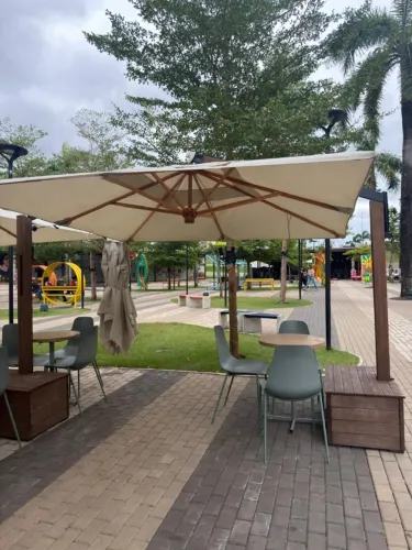 OMBRELONE LATERAL PREMIUM QUADRADO FLOREIRA 3,0 M X 3,0 M AREIA