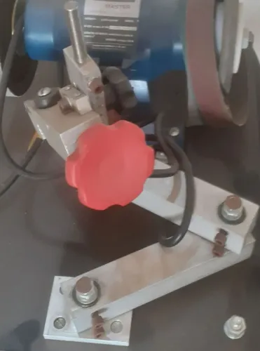 Equipamento afiação de tesouras, com braço articulado com ajuste de ângulo