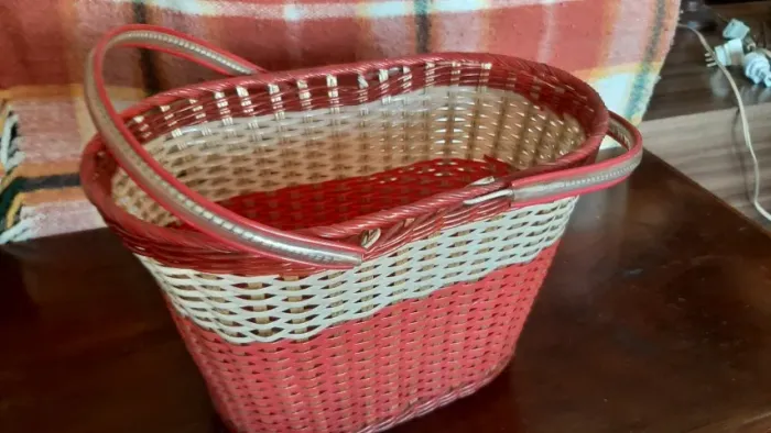 Cesta de compras vintage, conhecida como cestinha de feira ou de plástico trançado.