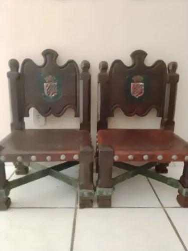 Par de Cadeiras Estilo Colonial Espanhol / Fradal - Madeira Maciça e Brasão