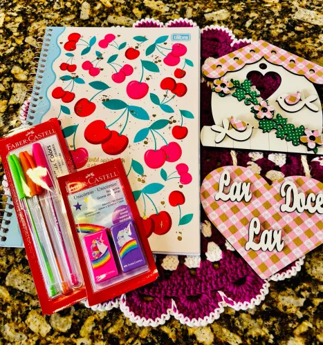 KIT CADERNO, PLACA LAR, CANETAS, BORRACHA