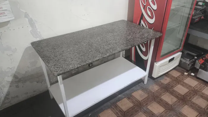 MESA ALTA COM TAMPO DE MÁRMORE GRANITO - BASE FIRME REFORÇADA DE METAL - 1,50 X 0,80