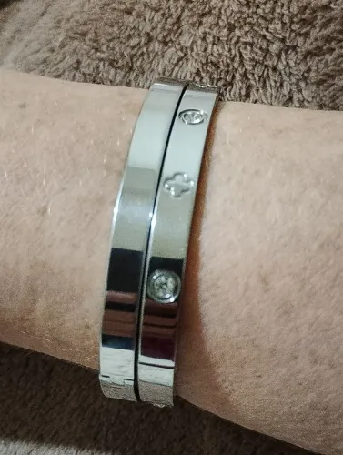 Dois braceletes em aço 316L e Zircônias